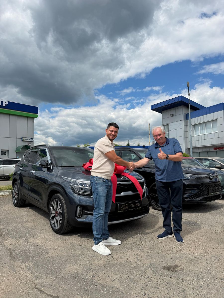 Рукопожатие на выдаче Kia Seltos клиенту CarZ3