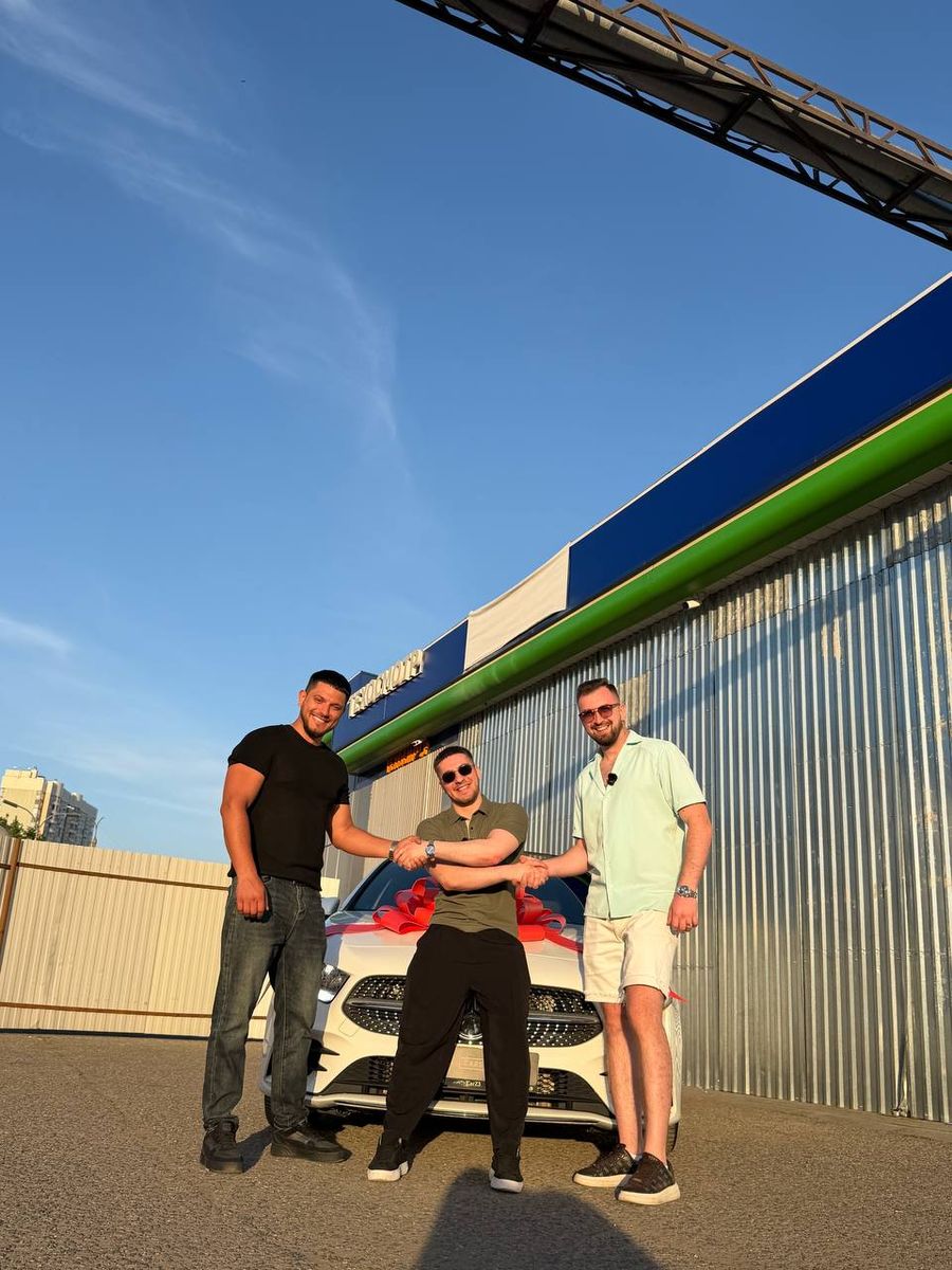 Клиент CarZ3 получает автомобиль с полным пакетом документов